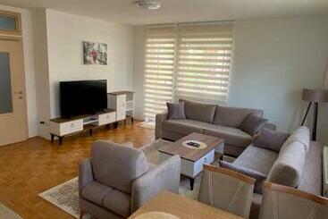 游客公寓 Gray Apartment 1 Pristina