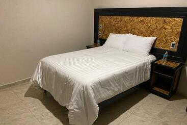 Otel Central Pirámides