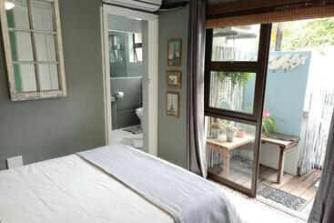 פנסיון Driftwood Suite, Villa Roc Guesthouse, Salt Rock Ballito, No Loadshedding