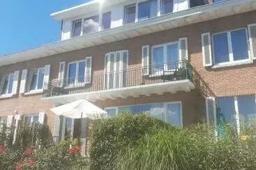 تختخواب و صبحانه La Pairelle