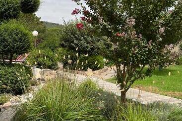 Pensiune Les Jardins De Santa Giulia Charmante Chambre D Hôte 1