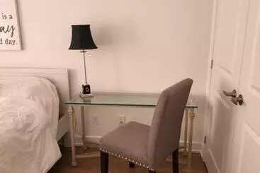 پانسیون Place You Can Call Home !!! Near Ottawa Airport