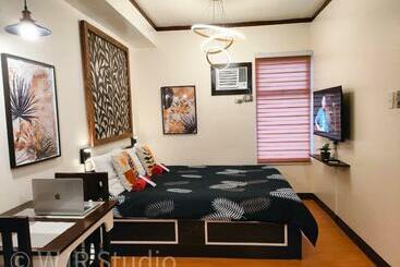 Aparthotel Queen Bed Deluxe  Contemporary Style