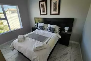Ferienwohnungen One Bedroom Unit With Kitchenette In Langebaan Country Estate   Solar Power