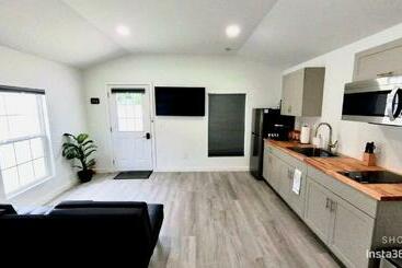 Жильё для туристов All Modern Studio With Private Entry & Parking