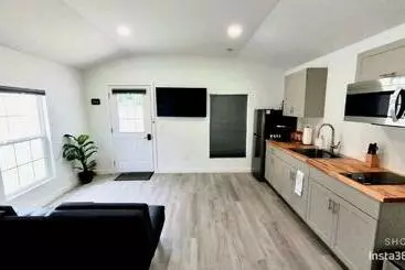 Turistihuoneistot All Modern Studio With Private Entry & Parking