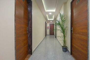 هتل Collection O 93156 Clubhouse