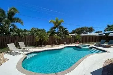 ツーリストアパートメント Paradise 4 Min To The Beach With Private Heated Pool