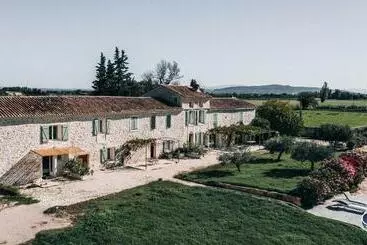 Apartamentos turísticos Mas De Baume, Mas Provençal Au Calme Avec Piscine
