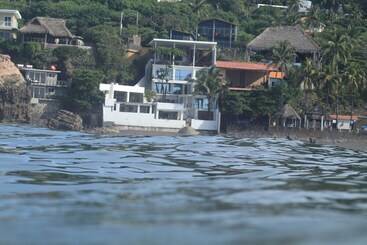 ホテル Laola Surf Camp El Sunzal