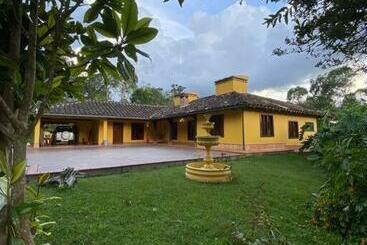 דירות לתיירים Majestuosa Finca Cerca Al Aeropuerto J.m.c