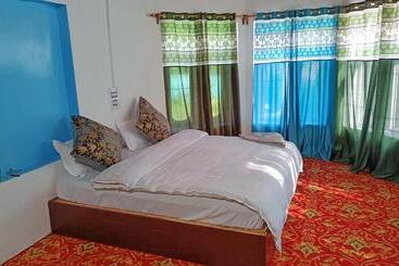 Hotel Kolahoi Heights Guest House