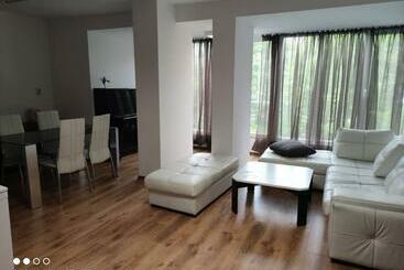 ツーリストアパートメント тристаен апартамент в центъра на град бургас