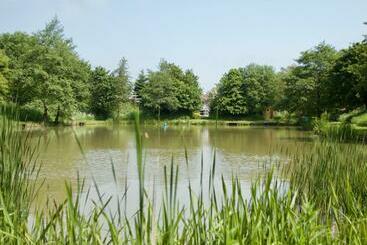 ツーリストアパートメント The Chestnuts Holiday Cottages