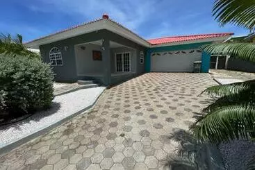 آپارتمان‌های توریست‌ها Villa Vivamus Curacao   Spacious 3 Bedroom Villa With Pool And Gourmet Kitchen
