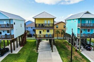 Pisos turísticos Yellow Beach Haven, Decks, Views, Mere Steps To Sand