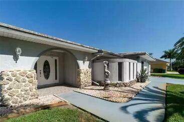 דירות לתיירים Pet Friendly Canal Front 3 Bedroom Grand Villa With Pool, Linai And Dock