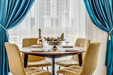 ツーリストアパートメント Ari Pink & Turquoise   Afi Mall High End Apartments