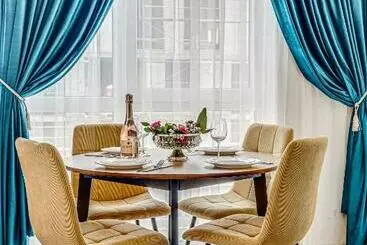 آپارتمانهای توریستها Ari Pink & Turquoise Afi Mall High End Apartments