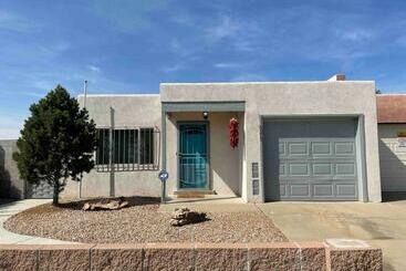 Жильё для туристов Comfy, Contemporary Quiet Retreat Vacation Home With Views