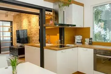 Turistihuoneistot Bright & Spacious 1bd Apartment With A Charming Balcony