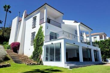 شقق خاصة سياحية Sotogrande   5 Bedroomed Villa With Private Pool