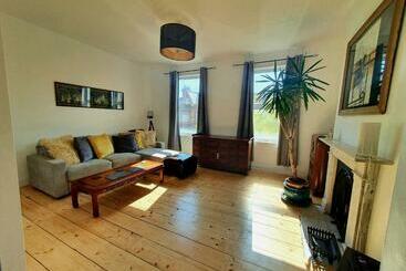 Apartamentos turísticos Sunny Apartment With A 10 Minute Walk To The Sea