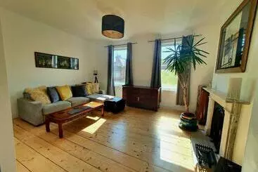 Apartamente turistice Sunny Apartment With A 10 Minute Walk To The Sea