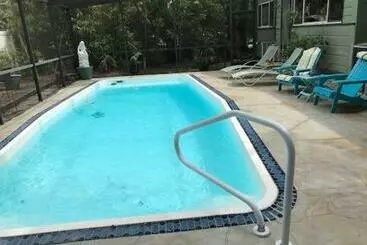 Turistihuoneistot 1620   5 Room Apt. With Pool & Gardens , Near Downtown