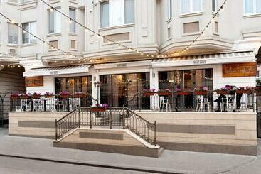 Turistlejligheder Lovely Central 1br Apartment With A Balcony