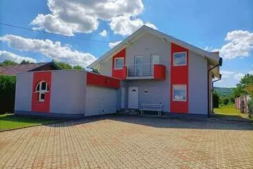 آپارتمان‌های توریست‌ها Villa 2 Etagen Mit Großen Garten