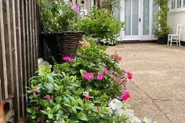 آپارتمان‌های توریست‌ها The Old Coach House 8 North Lane