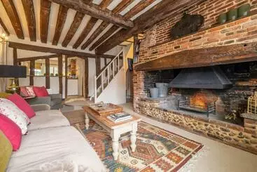 ツーリストアパートメント Utterly Divine Romantic Retreat In Brilliant Village Tudor Cottage