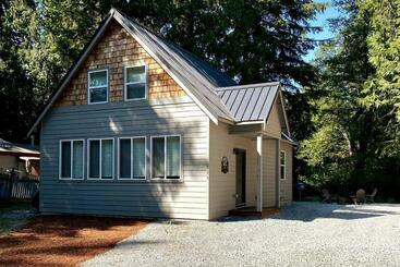 Apartamenty turystyczne New Modern Cabin! 5mi To Mt Rainier National Park! Hot Tub & Wifi