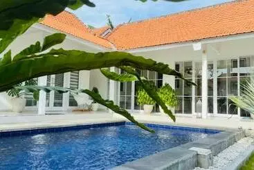 ツーリストアパートメント Keyla Canggu Villa