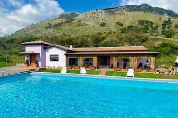 شقق خاصة سياحية New Entire Villa With Pool And Sea Views