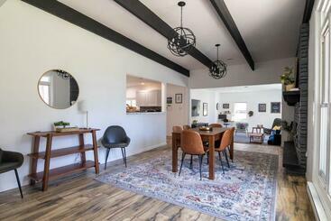 Жильё для туристов Pocono Lake Retreat   Relaxing 3bdm Retreat W/ High Speed Wi Fi, Work Space And Firepit