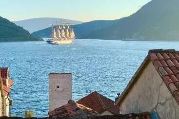 آپارتمان‌های توریست‌ها Fabulous Villa In Perast Just Steps From The Sea