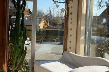 Turist apartmanları Helle Wohnung Mit Wintergarten, Terrasse Und Garten