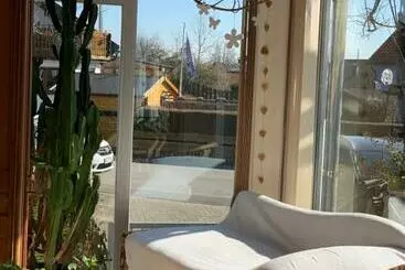 ツーリストアパートメント Helle Wohnung Mit Wintergarten, Terrasse Und Garten