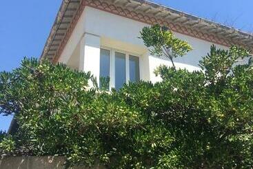 Turist apartmanları Dans Une Maison, Appartement Indépendant Et Jardin