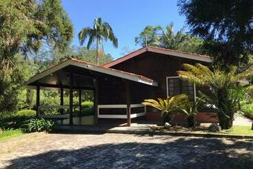 Жильё для туристов Lindo E Aconchegante Chalé Com Piscina, Lareira E Churrasqueira