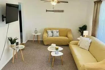 آپارتمان‌های توریست‌ها House Of Shells, Beautiful Garden, Fenced Yard, Dog Friendly, Fire Pit!