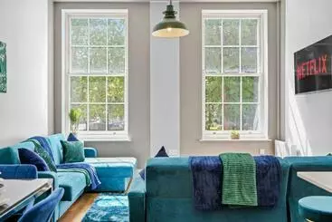 آپارتمان‌های توریست‌ها Stunning Abode   Sleeps 10   Parking
