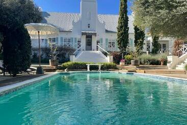 پانسیون La Belle Guest House