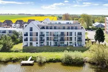 ツーリストアパートメント Ferienwohnung Nord West   Direkt Am Nordseedeich Mit Blick Auf Den See