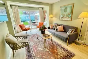 آپارتمان‌های توریست‌ها Central Townhouse With Free Off Road Parking And Garden