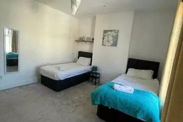 Apartamente turistice Dukes Place Sleeps 10 Comfortably