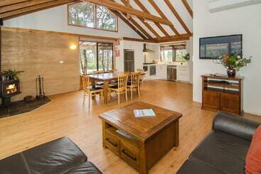 شقق خاصة سياحية Grasstree Cottage Woodstone Estate