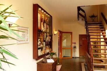 Restaurant Und Hotel Zum Weissen Ross